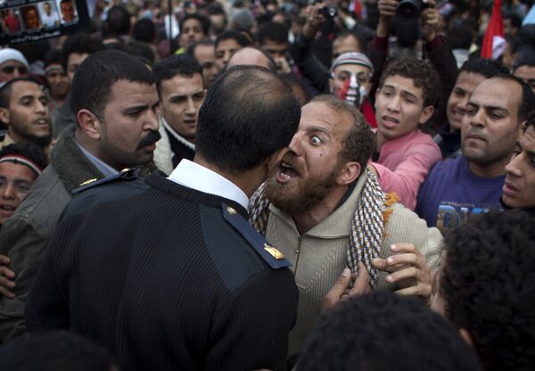 متظاهر مصري يتجادل مع ضابط شرطة في ميدان التحرير بوسط القاهرة، مصر 13 فبراير 2011 - سبوتنيك عربي