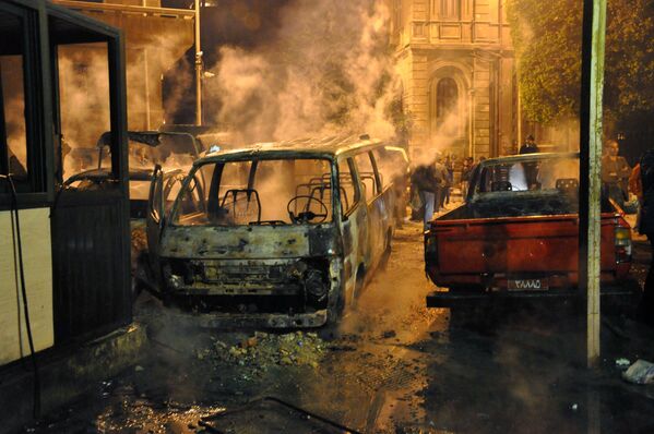 التقطت هذه الصورة يوم الجمعة، 4 مارس 2011، حيث تظهر تصاعد أدخنة من سيارات قوات الأمن المصري، بعد أن تم إحراقها من قبل متظاهرين أمام مقر أمن الشرطة في الإسكندرية. - سبوتنيك عربي