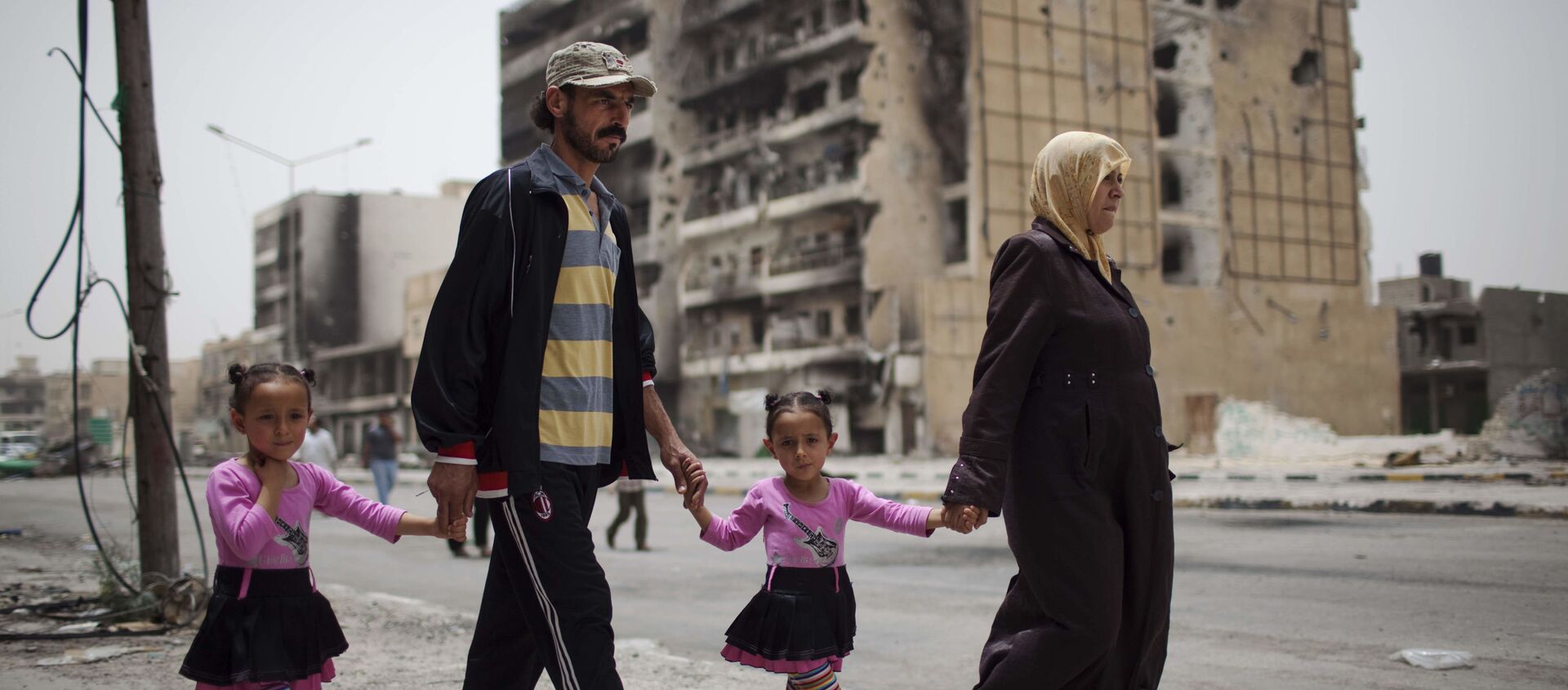 عائلة تسير في شارع طرابلس، مركز القتال بين قوات المعارضة الليبية وقوات معمر القذافي في مصراتة، 22 مايو 2011 - سبوتنيك عربي, 1920, 09.04.2021