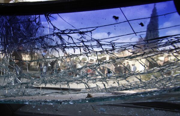 زجاج أمامي للسيارة متصدع في موقع تفجير انتحاري في دمشق السورية، 23 يناير2011 - سبوتنيك عربي