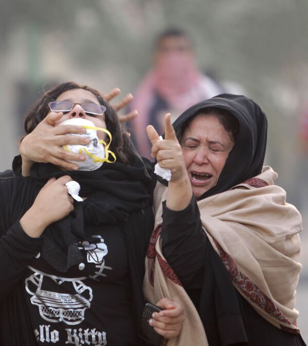 المتظاهرون المناهضون للحكومة البحرينية أثناء إطلاق الغاز المسيل للدموع من قبل شرطة مكافحة الشغب خلال مواجهات في قرية أبو صيبع غرب العاصمة المنامة، 17 ديسمبر 2011 - سبوتنيك عربي