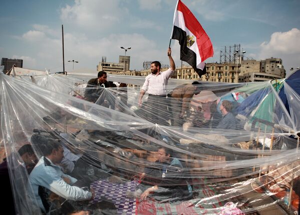 متظاهرون في خيمة اعتصام بميدان التحرير بالقاهرة، 2011 - سبوتنيك عربي