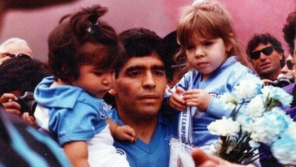 دييغو مارادونا مع ابنتيه - سبوتنيك عربي