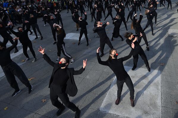 مجموعة من 180 راقصاً من فرقة es essentiels، يرقصون خلال عرض في 12 ديسمبر 2020 في مونبلييه، احتجاجًا على سياسة الصحة للحكومة وعلى القرارات المتخذة بشأن الثقافة في فرنسا. - سبوتنيك عربي