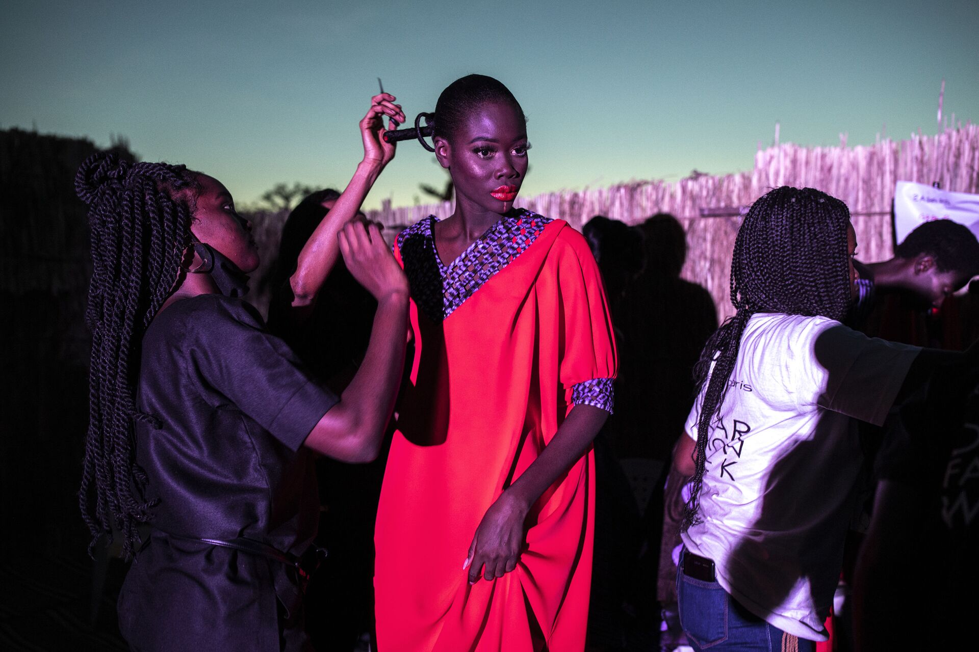 عارضة أزياء تضع اللمسات الأخيرة على ملابسها خلال أسبوع الموضة في داكار، سنغال 12 ديسمبر 2020 - سبوتنيك عربي, 1920, 23.12.2021