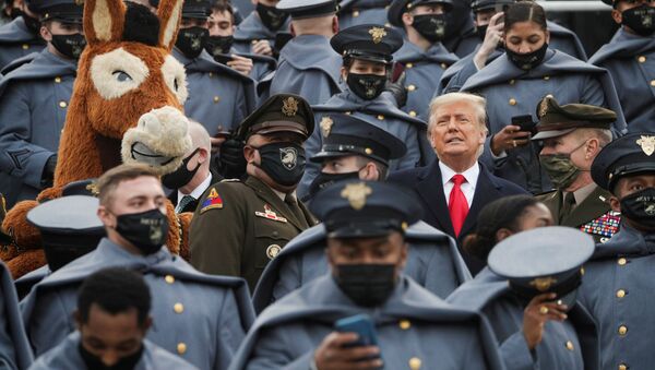 يقف الرئيس الأمريكي ترامب بين طلاب الجيش الأمريكي، أثناء حضوره مباراة كرة القدم الجماعية السنوية للجيش والبحرية في ملعب ميتشي  في ويست بوينت، نيويورك، الولايات المتحدة ، 12 ديسمبر 2020. - سبوتنيك عربي