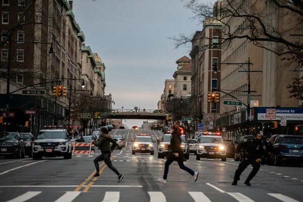 الناس يركضون بعد أن فتح رجل النار خارج كاتدرائية سانت جون في حي مانهاتن في مدينة نيويورك، ولاية نيويورك، الولايات المتحدة، 13 ديسمبر 2020 - سبوتنيك عربي