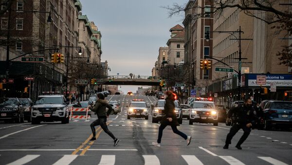 الناس يركضون بعد أن فتح رجل النار خارج كاتدرائية سانت جون في حي مانهاتن في مدينة نيويورك، ولاية نيويورك، الولايات المتحدة، 13 ديسمبر 2020 - سبوتنيك عربي