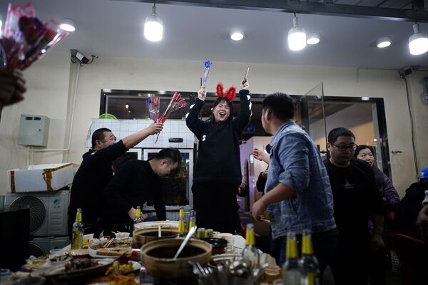 أشخاص يحتفلون بعيد ميلادهم في مطعم في أحد شوارع المدينة، بعد عام تقريبًا من تفشي مرض فيروس كورونا (كوفيد-19) في ووهان، مقاطعة هوبي، الصين 11 ديسمبر 2020 - سبوتنيك عربي