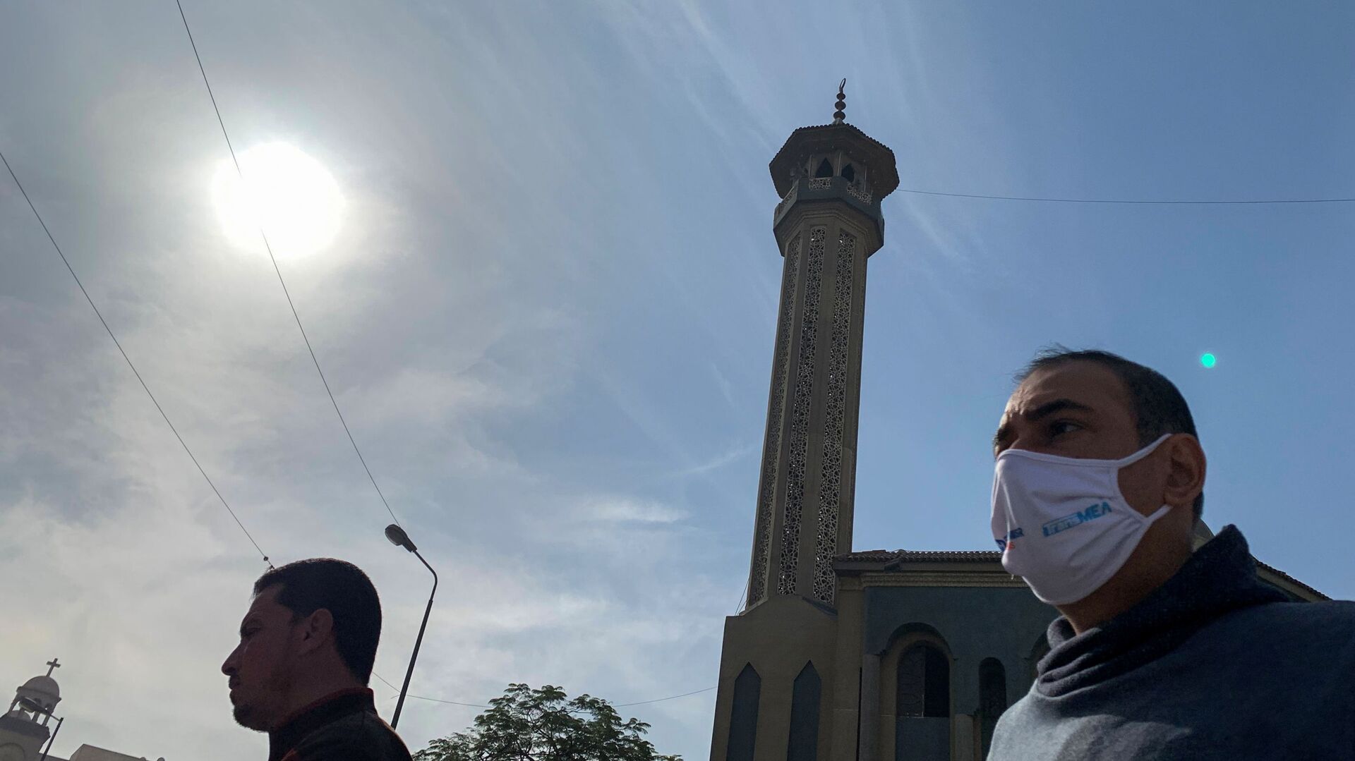 رجل يرتدي كمامة واقية من فيروس كورونا وفي الخلفية مأذنة مسجد في مصر نوفمبر تشرين الثاني - سبوتنيك عربي, 1920, 20.06.2021