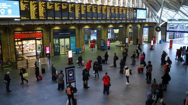 الوضع في بريطانيا مع ظهور سلالة كورونا الجديدة - تعليق الرحلات بين بريطانيا والاتحاد الأوروبي في محطة القطارات كينغز كروس، لندن، إنجلترا 21 ديسمبر 2020  - سبوتنيك عربي