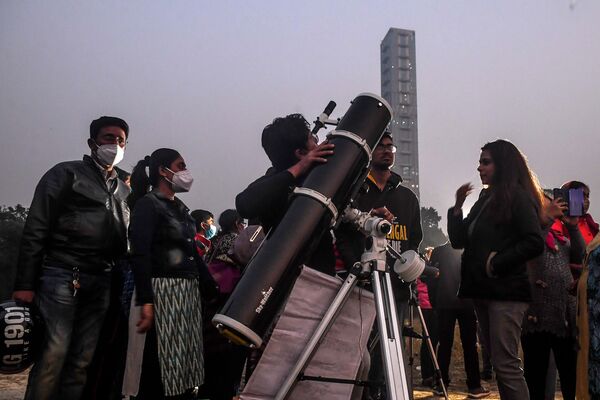 أشخاص يراقبون اقتران كوكبي زحل والمشتري في مدينة كالكوتا في الهند 21 ديسمبر 2020 - سبوتنيك عربي