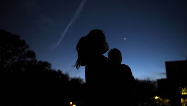 أشخاص يراقبون كوكبي زحل والمشتري في السماء، فوق هيوستن، بولاية تكساس في الولايات المتحدة 21 ديسمبر 2020 - سبوتنيك عربي