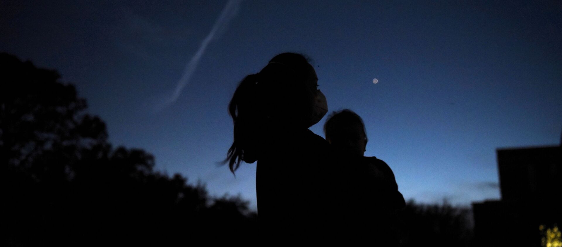 أشخاص يراقبون كوكبي زحل والمشتري في السماء، فوق هيوستن، بولاية تكساس في الولايات المتحدة 21 ديسمبر 2020 - سبوتنيك عربي, 1920, 15.02.2021
