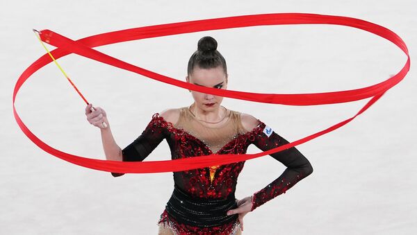 الروسية دينا أفيرينا تقدم عرضاً في قصر إيرينا فينر-أوسمانوفا للجمباز خلال بطولة الجمباز الإيقاعي الدولية عبر الإنترنت، 28 يونيو 2020 - سبوتنيك عربي