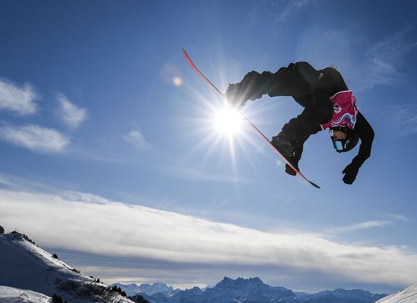 الروسي ياروسلاف لينتشيفسكي يتنافس في مسابقة التزلج على الثلج في دورة الألعاب الأولمبية الشتوية الثالثة للشباب لعام 2020 في لوزان، سويسرا 21 يناير 2020 - سبوتنيك عربي