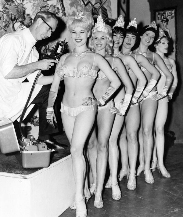 فتيات الاستعراض المسرحي ويندميل غيرلز (The Windmill Girls) من مسرح  ويندميل في لندن، أثناء تطعيمهن بلقاح ضد الإنفلونزا، 12 سبتمبر 1963. - سبوتنيك عربي