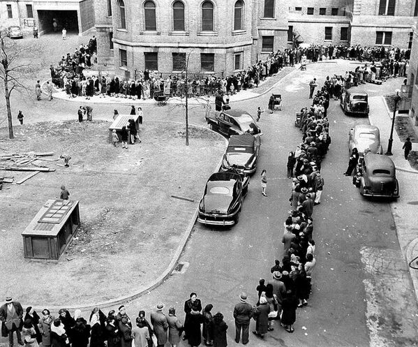 في هذه الصورة التي التقطت في 14 أبريل 1947، يظهر طابور طويل باتجاه مدخل مستشفى موريسانيا في حي برونكس بنيويورك، حيث يقوم الأطباء بتطعيم المواطنين ضد مرض الجدري. - سبوتنيك عربي