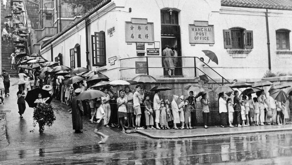 أشخاص يصطفون أمام مركز طبي في هونغ كونغ لأخذ لقاح ضد الكوليرا، 1 سبتمبر 1961  - سبوتنيك عربي