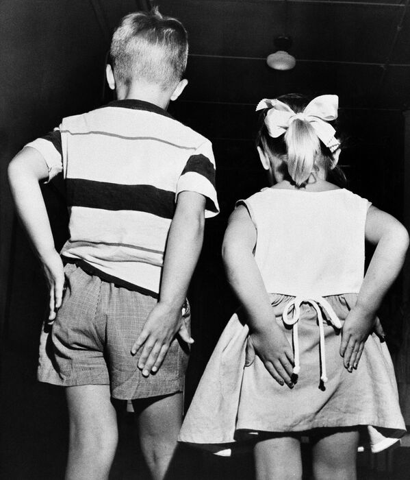 طفلان بعد تلقي تطعيمات غلوبولين غاما (gamma globulin) في اختبار جماعي للقاح ضد شلل الأطفال الوقائي، 2 يوليو 1952 - سبوتنيك عربي
