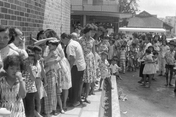 طوابير من الناس ينتظرون التطعيم ضد الجدري في سنغافورة،  20 أبريل 1959. - سبوتنيك عربي