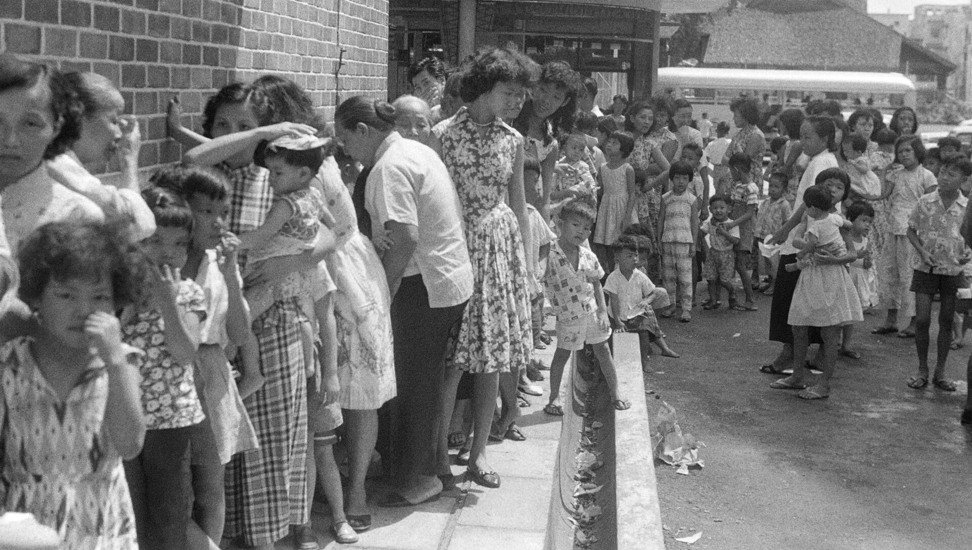 طوابير من الناس ينتظرون التطعيم ضد الجدري في سنغافورة،  20 أبريل 1959. - سبوتنيك عربي, 1920, 23.07.2021