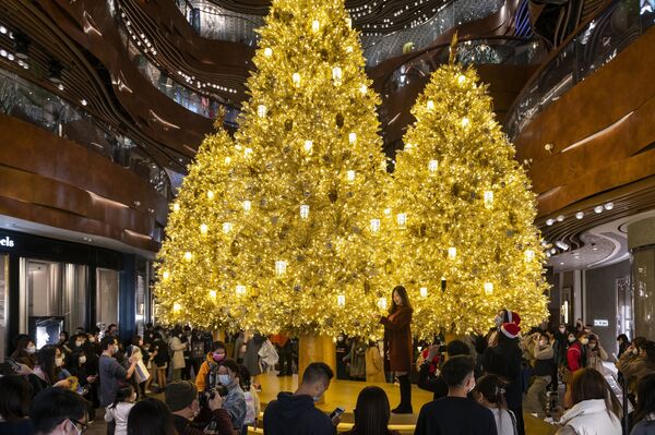 أشجار عيد الميلاد بإضاءة ذهبية في أحد مراكز التسوق التجارية في هونغ كونغ، 19 ديسمبر 2020 - سبوتنيك عربي