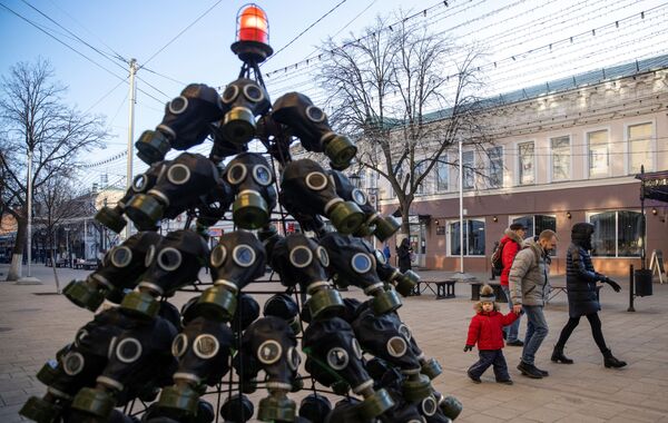 أشخاص يسيرون بجوار شجرة عيد الميلاد المصنوعة من الأقنعة الواقية من الغازات في مدينة ريازان، روسيا، 12 ديسمبر 2020 - سبوتنيك عربي