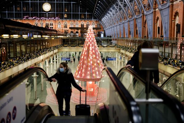 شجرة الأمل في محطة القطارات الرئيسية في لندن، خلال ثاني إغلاق لفيروس كورونا في إنجلترا، 23 نوفمبر 2020 - سبوتنيك عربي