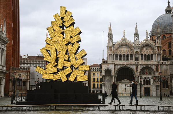 شجرة عيد الميلاد على ساحة ميدان سان ماركو في إيطاليا، 8 ديسمبر 2020 - سبوتنيك عربي