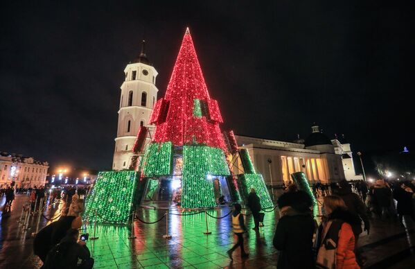 شجرة عيد الميلاد بالقرب من كاتدرائية في مدينة فيلنيوس، 28 نوفمبر 2020 - سبوتنيك عربي