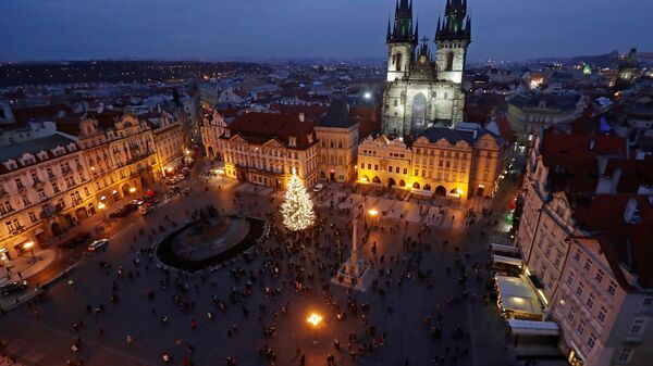 إضاءة شجرة عيد الميلاد مع إلغاء سوق الكريسماس التقليدي في ساحة البلدة القديمة في براغ، بسبب مخاوف من كوفيد-19 جمهورية التشيك، 28 نوفمبر 2020 - سبوتنيك عربي