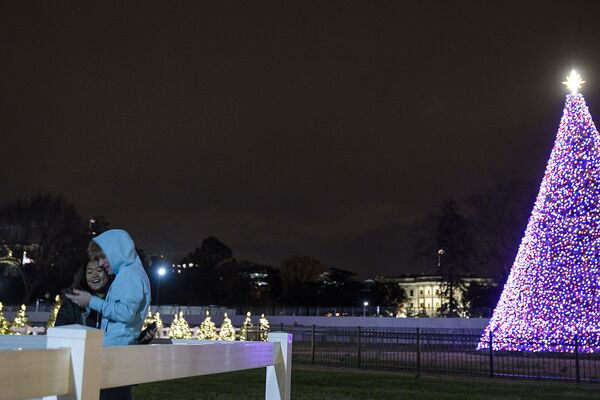 شجرة عيد الميلاد على خلفية البيت الأبيض في واشنطن، الولايات المتحدة 1 ديسمبر 2020 - سبوتنيك عربي