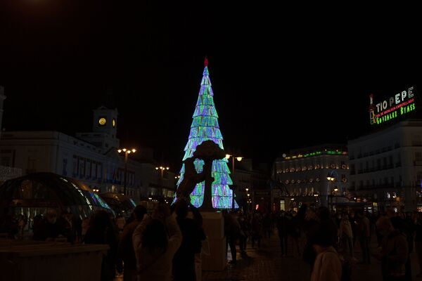  شجرة عيد الميلاد ضخمة في مدينة مدريد، إسبانيا 26 نوفمبر 2020 - سبوتنيك عربي