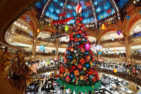 شجرة عيد الميلاد في مركز للتسوق غاليري لافاييت في باريس، 30 نوفمبر 2020 - سبوتنيك عربي
