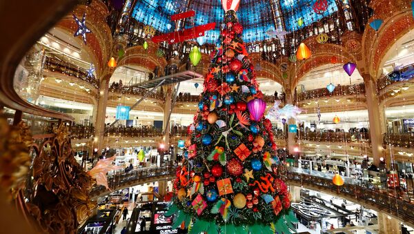 شجرة عيد الميلاد في مركز للتسوق غاليري لافاييت في باريس، 30 نوفمبر 2020 - سبوتنيك عربي
