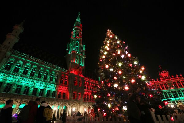  شجرة عيد الميلاد في الميدان الكبير وسط مدينة بروكسل، بلجيكا 27 نوفمبر 2020 - سبوتنيك عربي