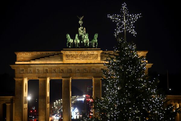  شجرة عيد الميلاد أمام قوس براندنبورغ في مدينة برلين، ألمانيا 26 نوفمبر 2020 - سبوتنيك عربي