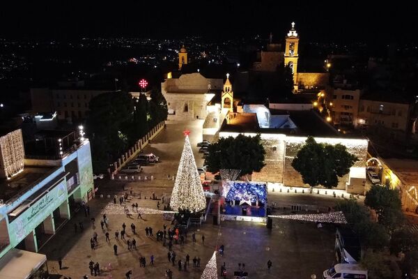 إضاءة شجرة عيد الميلاد في ساحة كنيسة المهد في بيت لحم، فلسطين 5 ديسمبر 2020 - سبوتنيك عربي