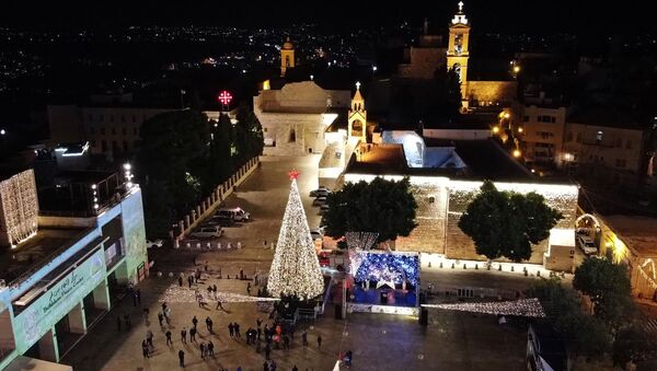 إضاءة شجرة عيد الميلاد في ساحة كنيسة المهد في بيت لحم، فلسطين 5 ديسمبر 2020 - سبوتنيك عربي