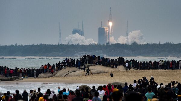 يشاهد الناس صاروخ لونع مارتش، وهو أحدث أسطول لمركبات الإطلاق الصينية لونع مارتش-8، وهو ينطلق من مركز وينشانغ للإطلاق الفضائي في مقاطعة هاينان جنوب الصين في 22 ديسمبر 2020. - سبوتنيك عربي
