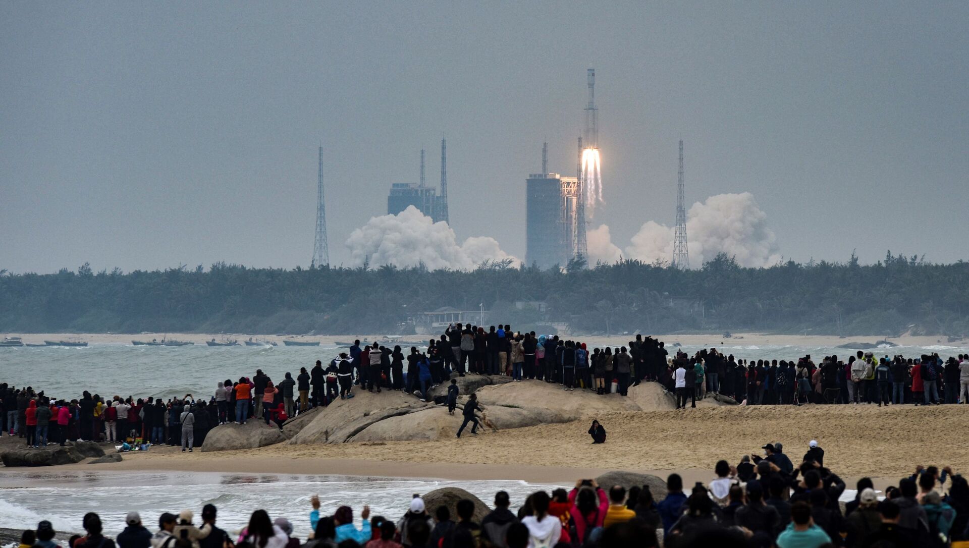 يشاهد الناس صاروخ لونع مارتش، وهو أحدث أسطول لمركبات الإطلاق الصينية لونع مارتش-8، وهو ينطلق من مركز وينشانغ للإطلاق الفضائي في مقاطعة هاينان جنوب الصين في 22 ديسمبر 2020. - سبوتنيك عربي, 1920, 18.10.2021