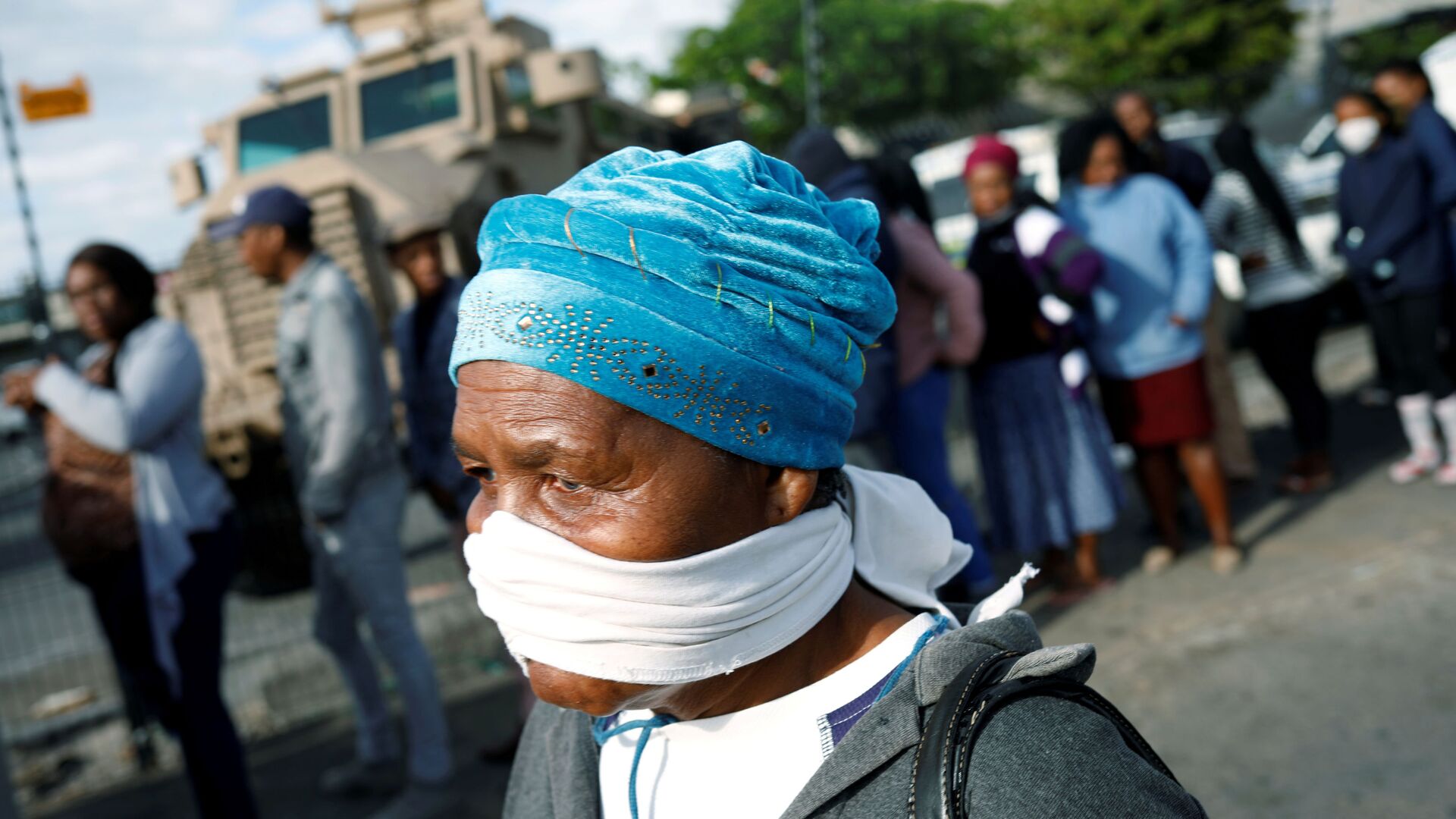 امرأة مسنة تغطي وجهها بقناع مؤقت خلال جائحة فيروس كورونا في جنوب أفريقيا - سبوتنيك عربي, 1920, 15.07.2021