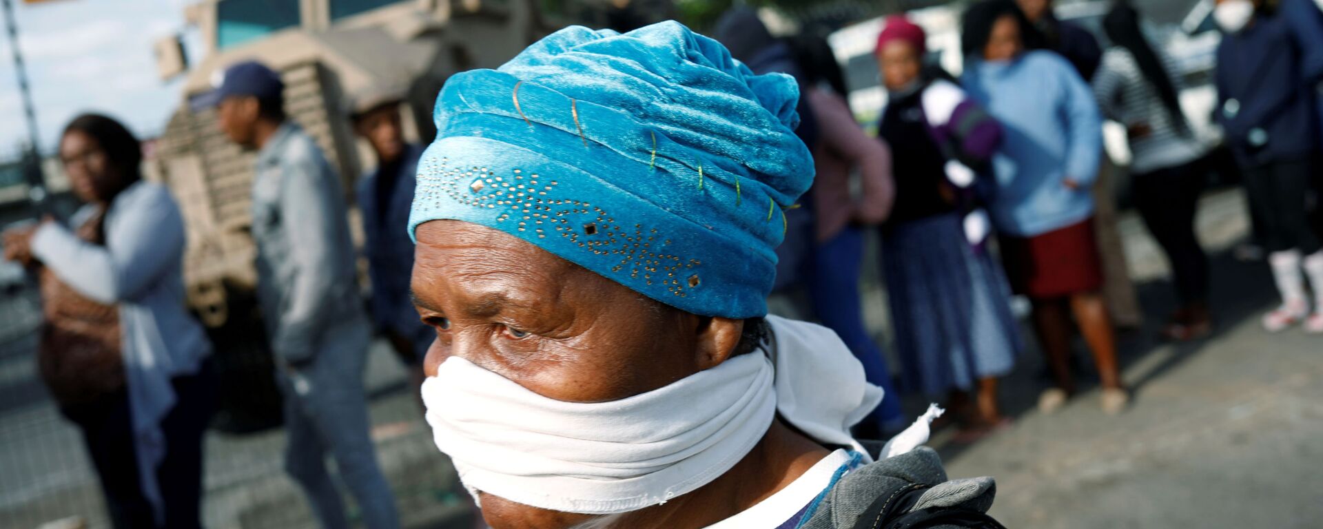 امرأة مسنة تغطي وجهها بقناع مؤقت خلال جائحة فيروس كورونا في جنوب أفريقيا - سبوتنيك عربي, 1920, 28.02.2021