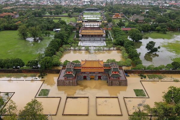 صورة جوية تظهر مدينة هيو الإمبراطورية غارقة في مياه الفيضانات الناجمة عن هطول أمطار غزيرة في وسط فيتنام، 12 أكتوبر 2020 - سبوتنيك عربي