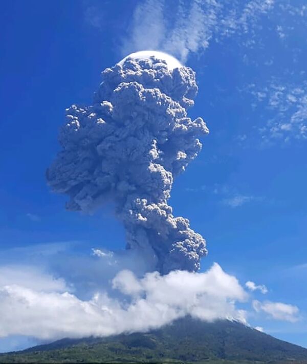 تظهر هذه الصورة التي التقطتها الوكالة الجيولوجية الإندونيسية ونشرتها في 29 نوفمبر 2020 ثورانًا بركانيًا من جبل إيلي ليوتولوك في ليمباتا، شرق نوسا تينغارا يقذف الرماد على ارتفاع 4000 متر - سبوتنيك عربي