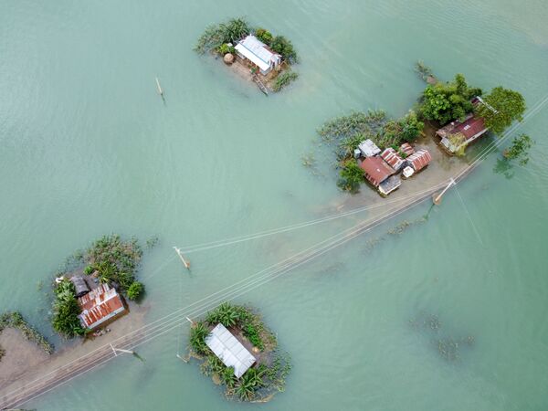  في هذه الصورة التي التقطت في 15 يوليو 2020، يظهر المنظر الجوي منازل غمرتها المياه في سونامجانج في مقاطعة سيلهيت في شمال بنغلاديش، 15 يوليو 2020. - سبوتنيك عربي