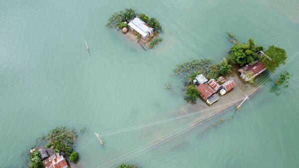  في هذه الصورة التي التقطت في 15 يوليو 2020، يظهر المنظر الجوي منازل غمرتها المياه في سونامجانج في مقاطعة سيلهيت في شمال بنغلاديش، 15 يوليو 2020. - سبوتنيك عربي