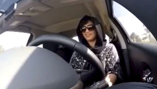 الناشطة السعودية لجين الهذلول خلال قيادتها للسيارة قبل القبض عليها في السعودية - سبوتنيك عربي