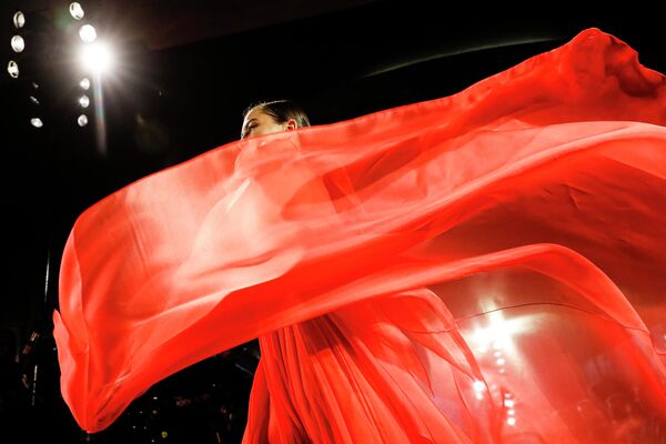 عارضة أزياء ترتدي اللون الأحمر -الذي لا ينصح بارتدائه في العام الجديد وفق مصممة الأزياء - سبوتنيك عربي